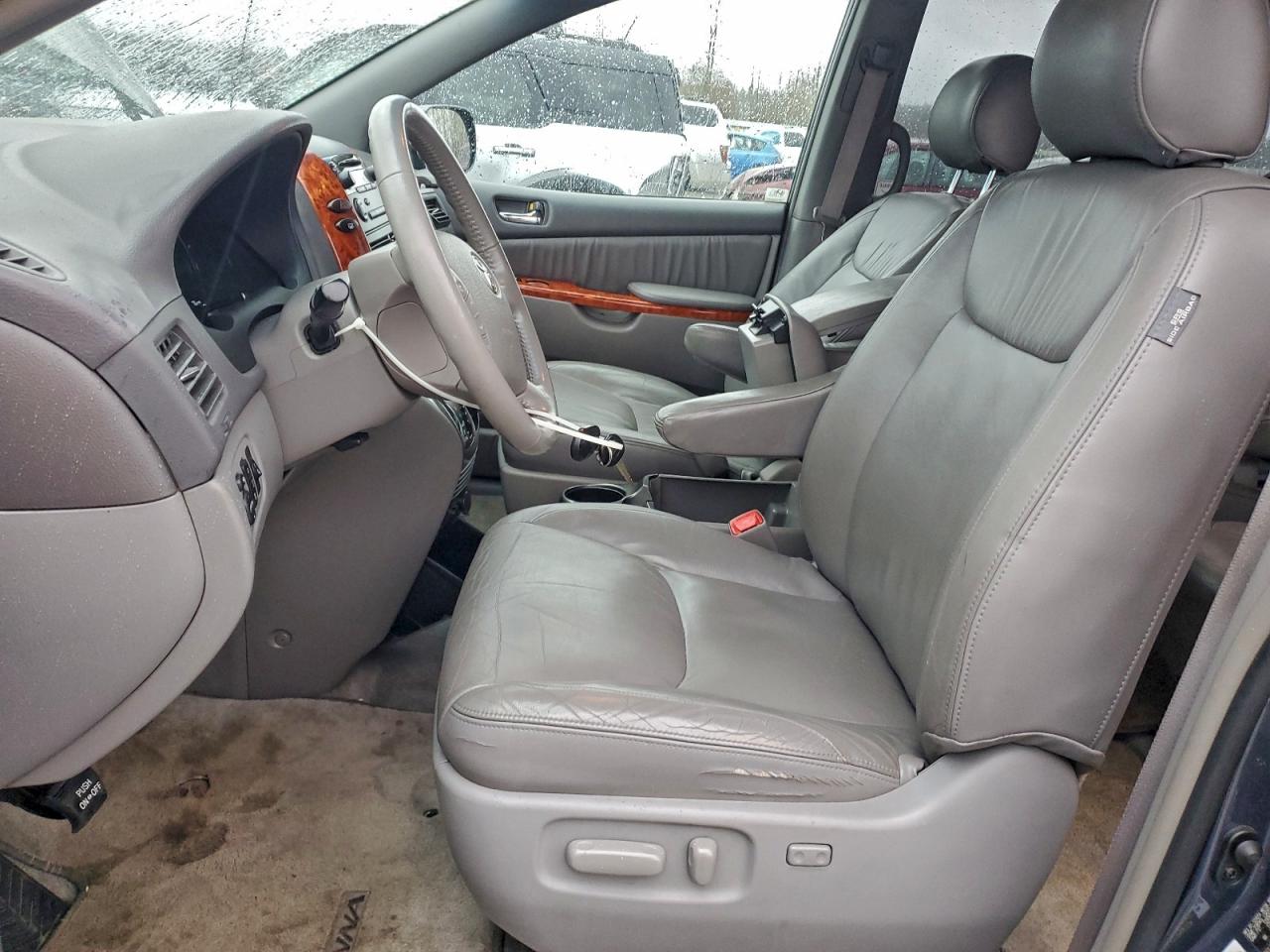 2008 TOYOTA SIENNA XLE photo 7