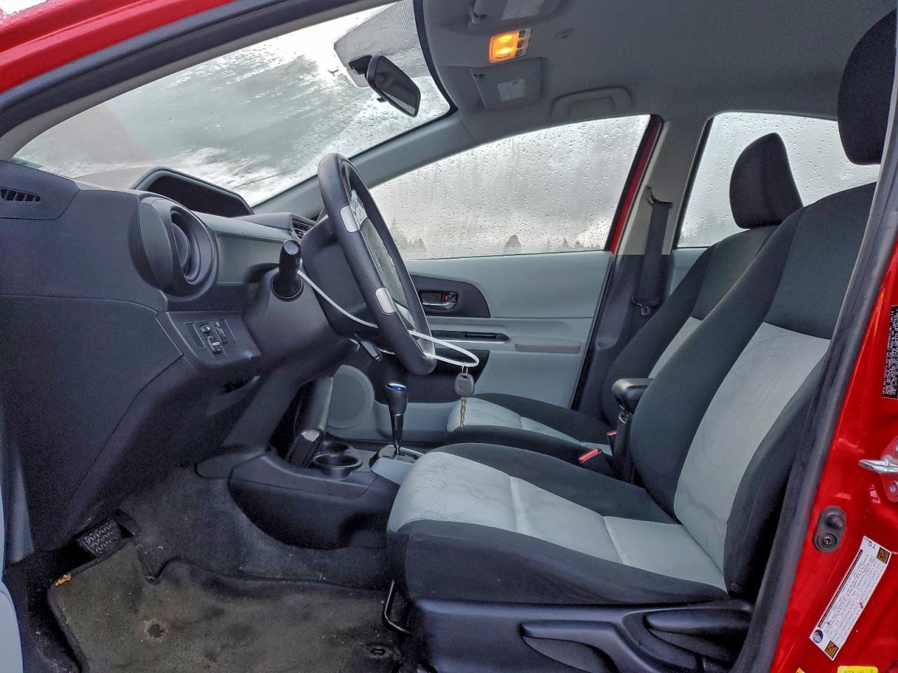 2014 TOYOTA PRIUS C photo 7