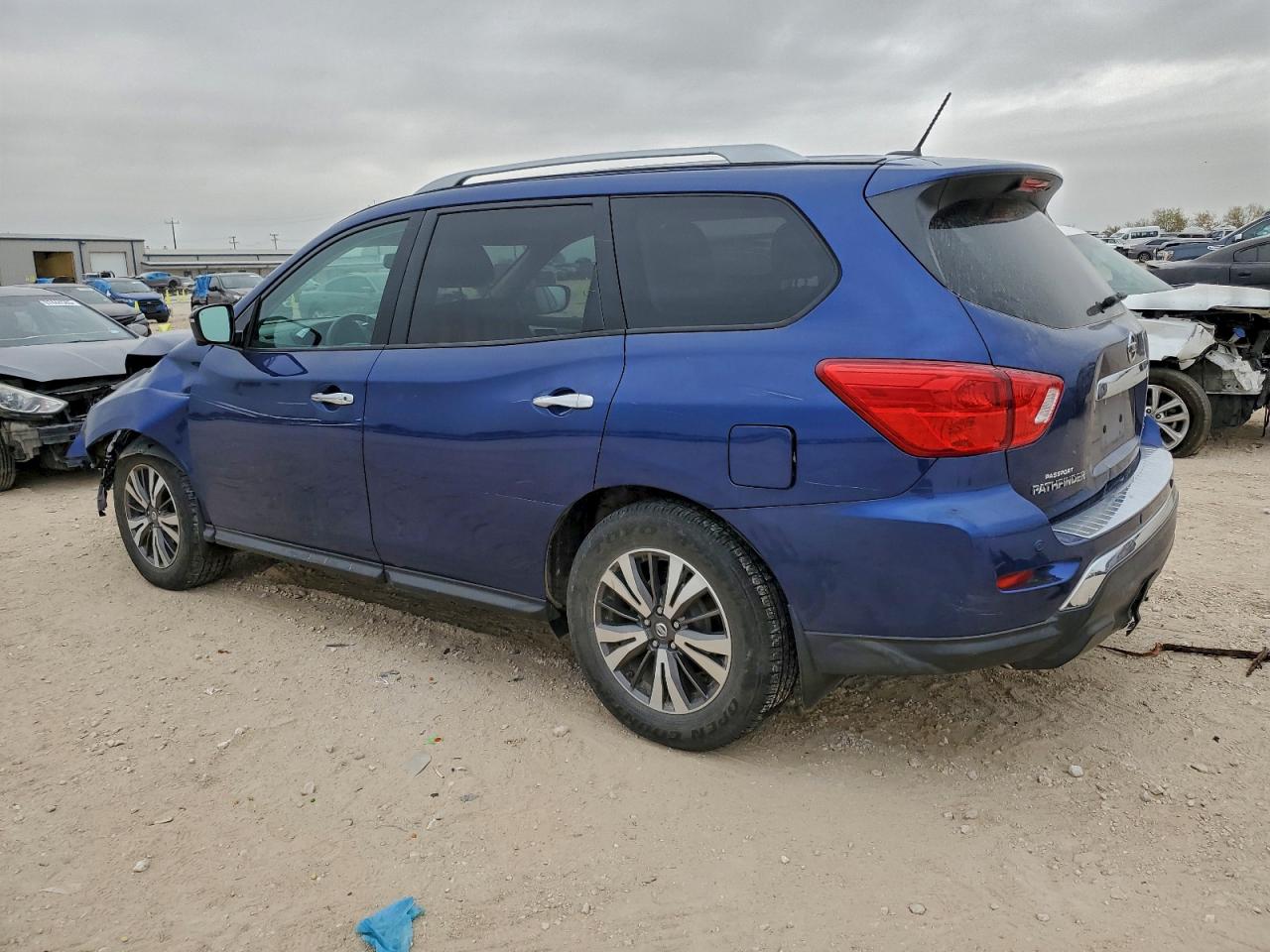 2017 NISSAN PATHFINDER S photo 2