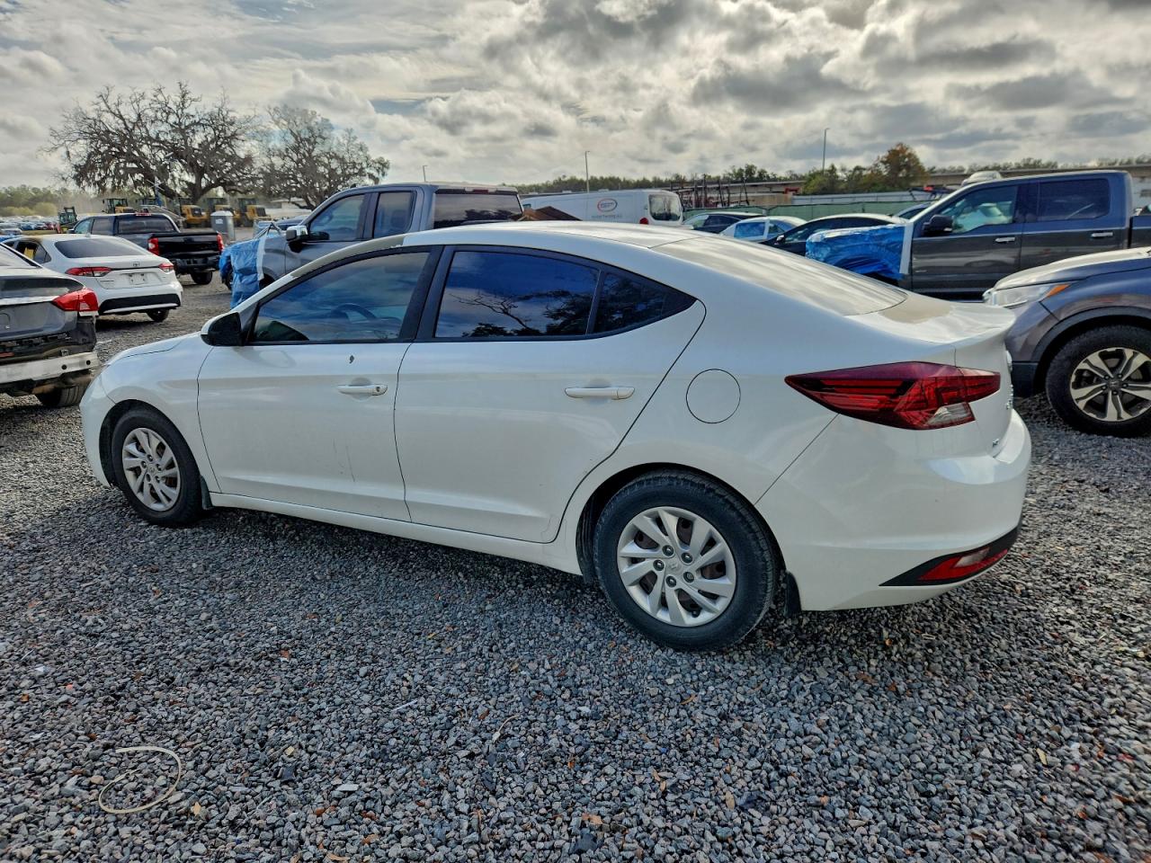 2019 HYUNDAI ELANTRA SE photo 2