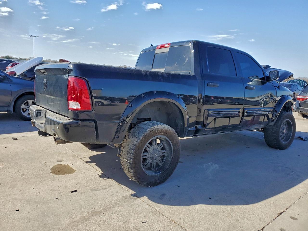2016 RAM 1500 SLT photo 3