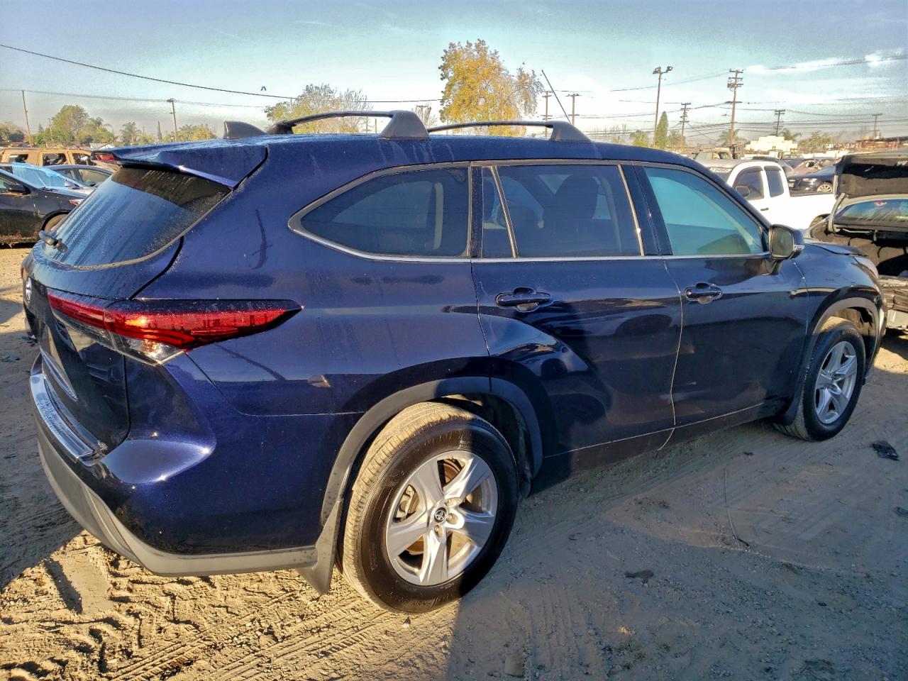 2022 TOYOTA HIGHLANDER L photo 3