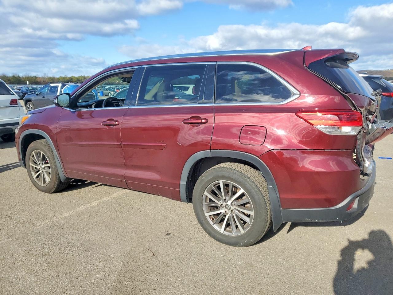 2018 TOYOTA HIGHLANDER SE photo 2