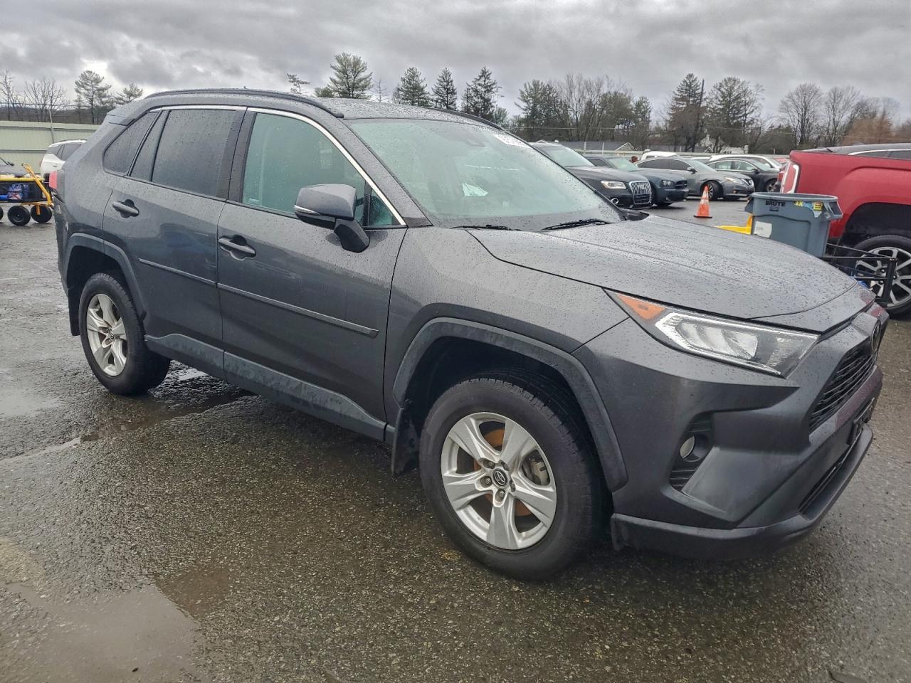 2021 TOYOTA RAV4 XLE photo 4