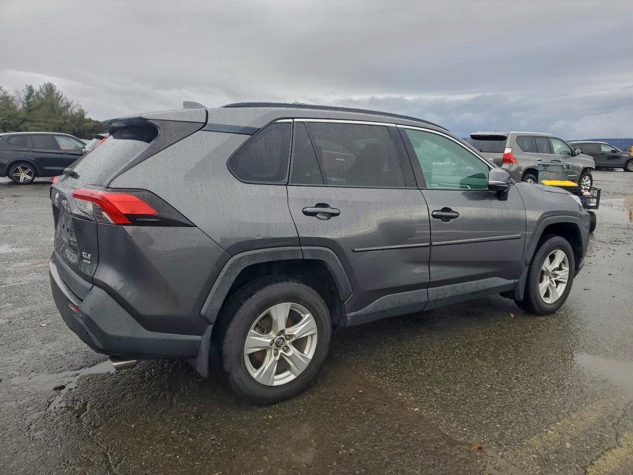 2021 TOYOTA RAV4 XLE photo 3