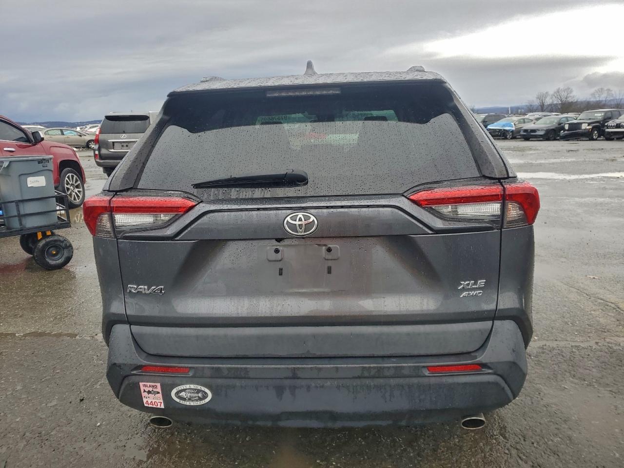 2021 TOYOTA RAV4 XLE photo 6