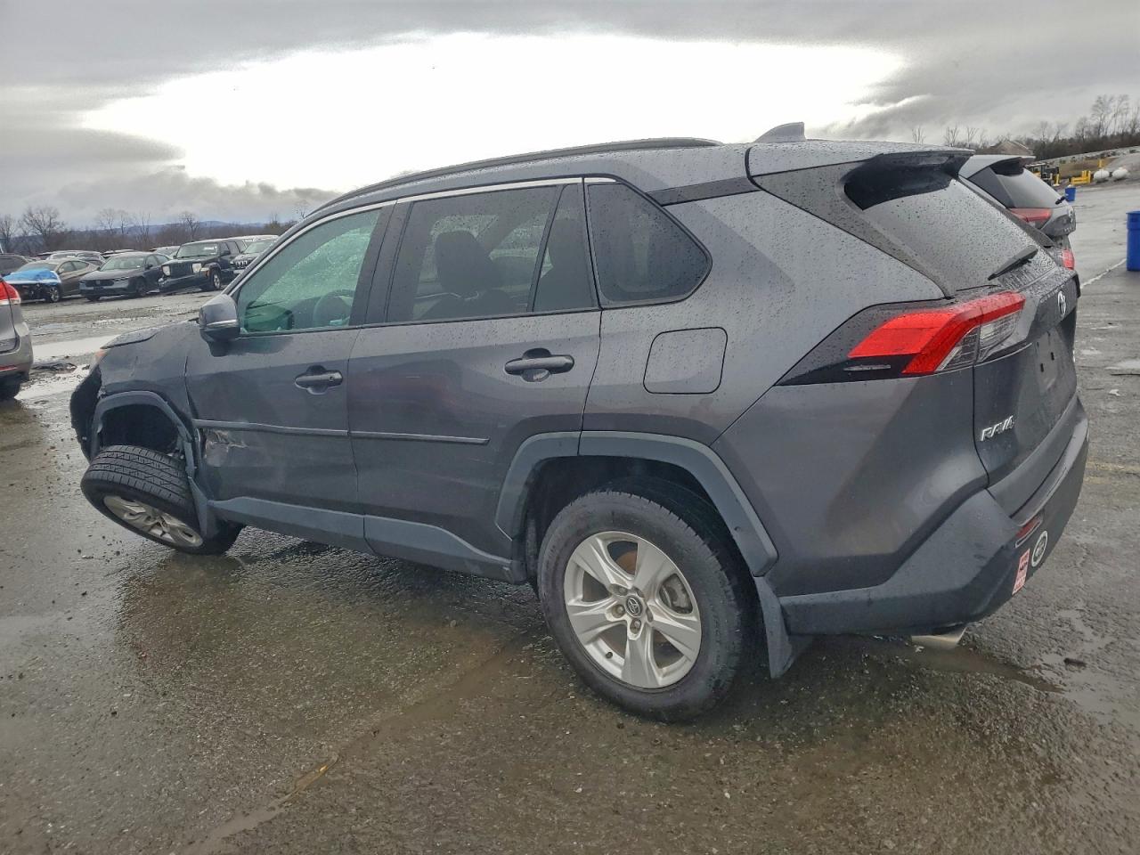 2021 TOYOTA RAV4 XLE photo 2