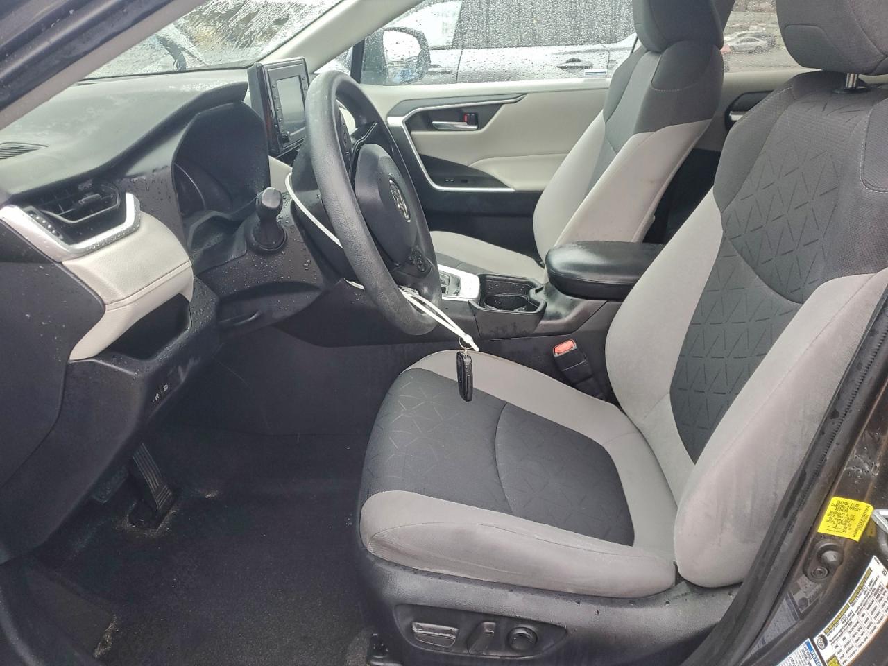 2021 TOYOTA RAV4 XLE photo 7