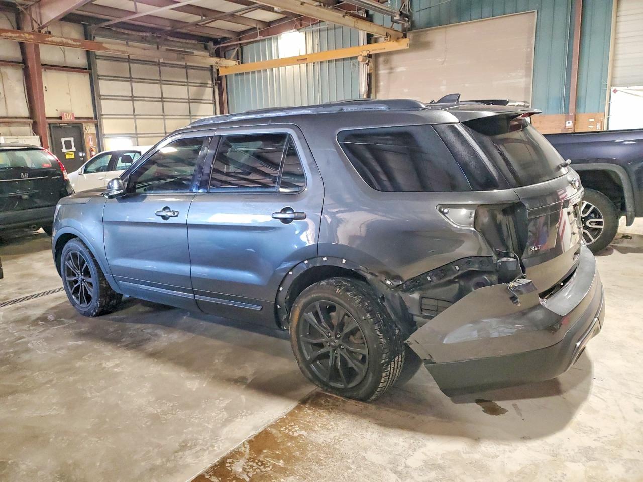 2017 FORD EXPLORER XLT photo 3