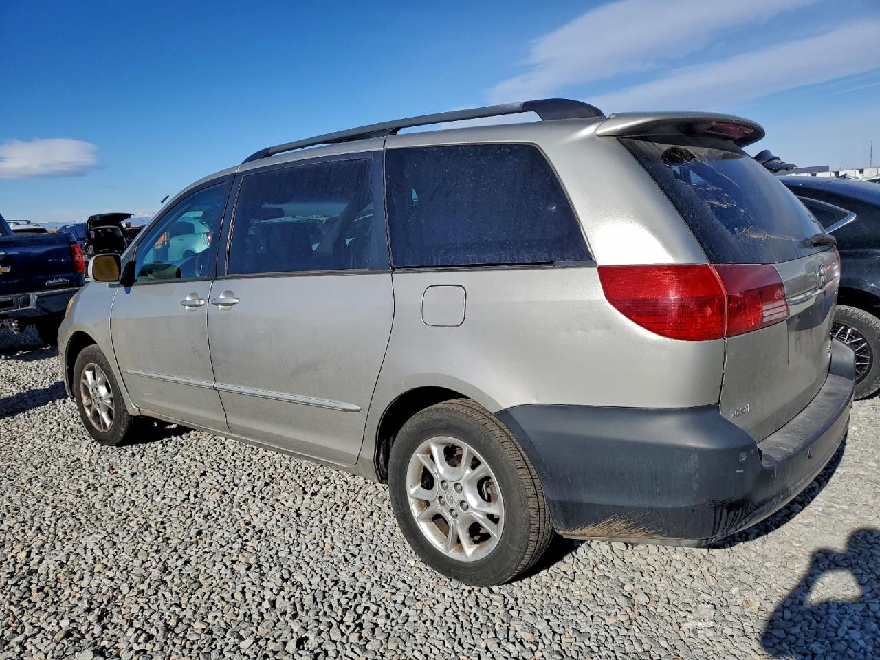 2004 TOYOTA SIENNA XLE photo 3