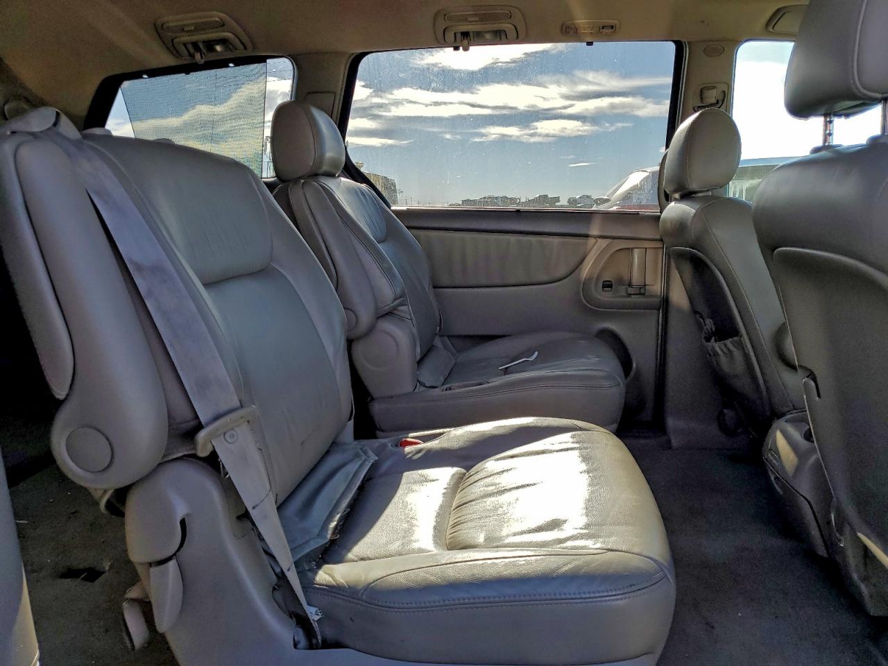 2004 TOYOTA SIENNA XLE photo 21
