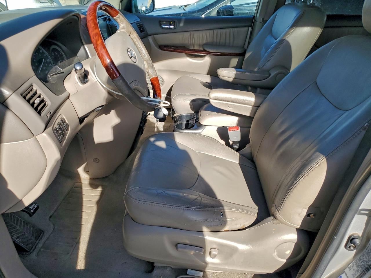 2004 TOYOTA SIENNA XLE photo 13