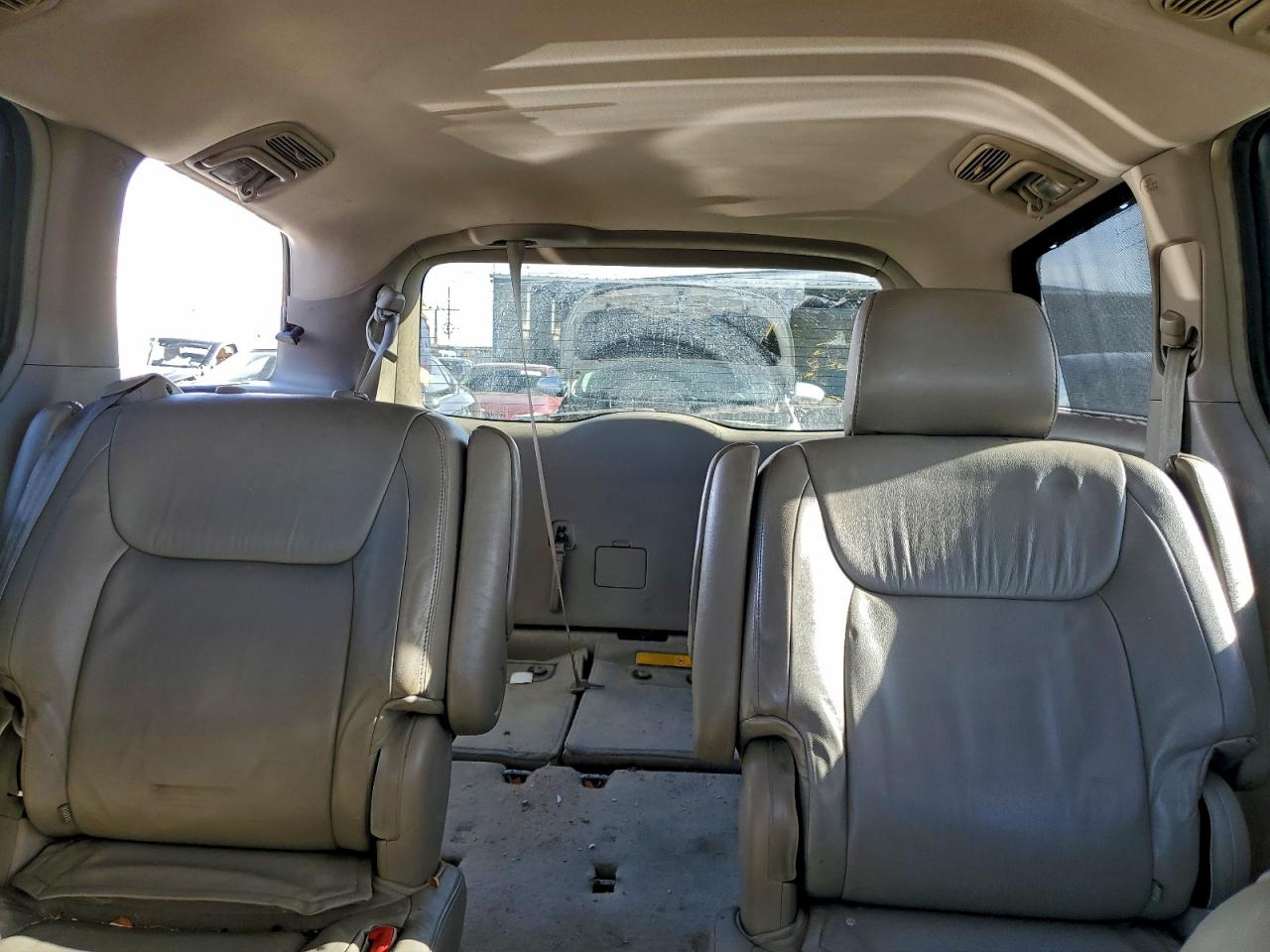 2004 TOYOTA SIENNA XLE photo 19