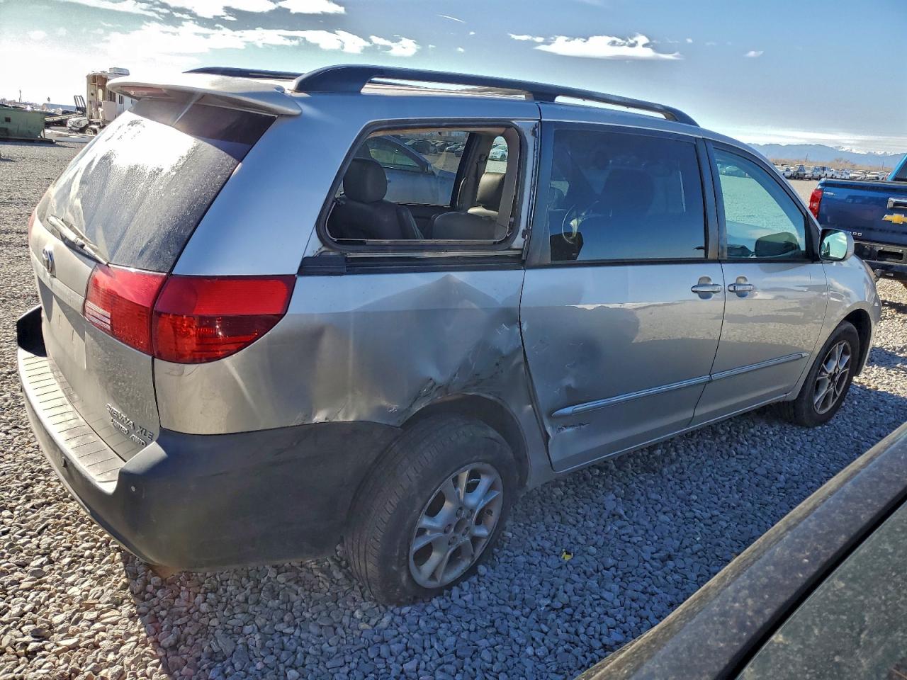 2004 TOYOTA SIENNA XLE photo 5