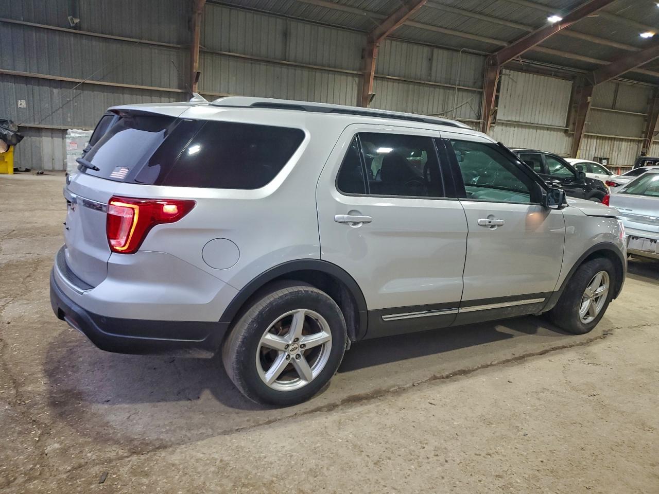 2018 FORD EXPLORER XLT photo 3