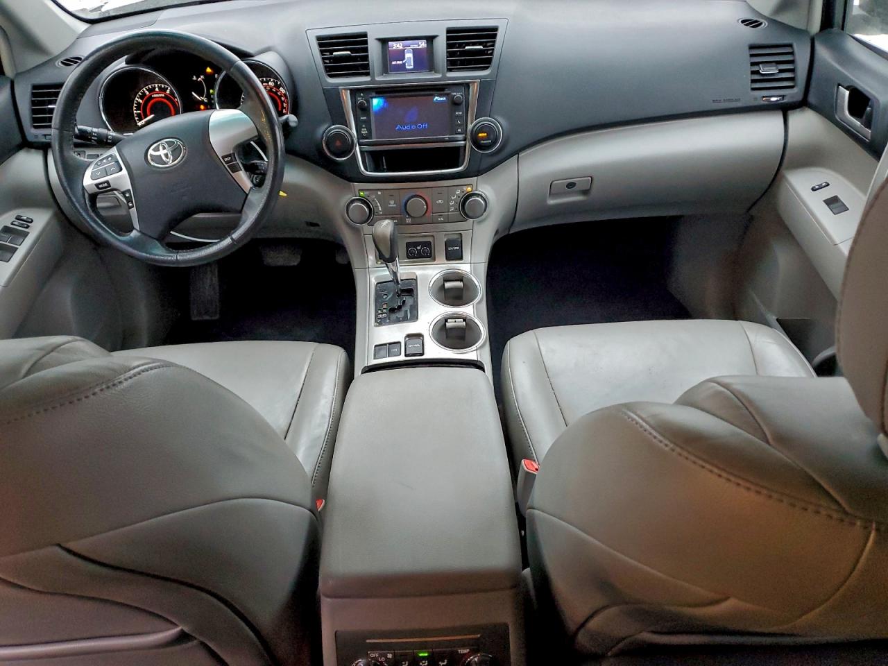 2013 TOYOTA HIGHLANDER BASE photo 8