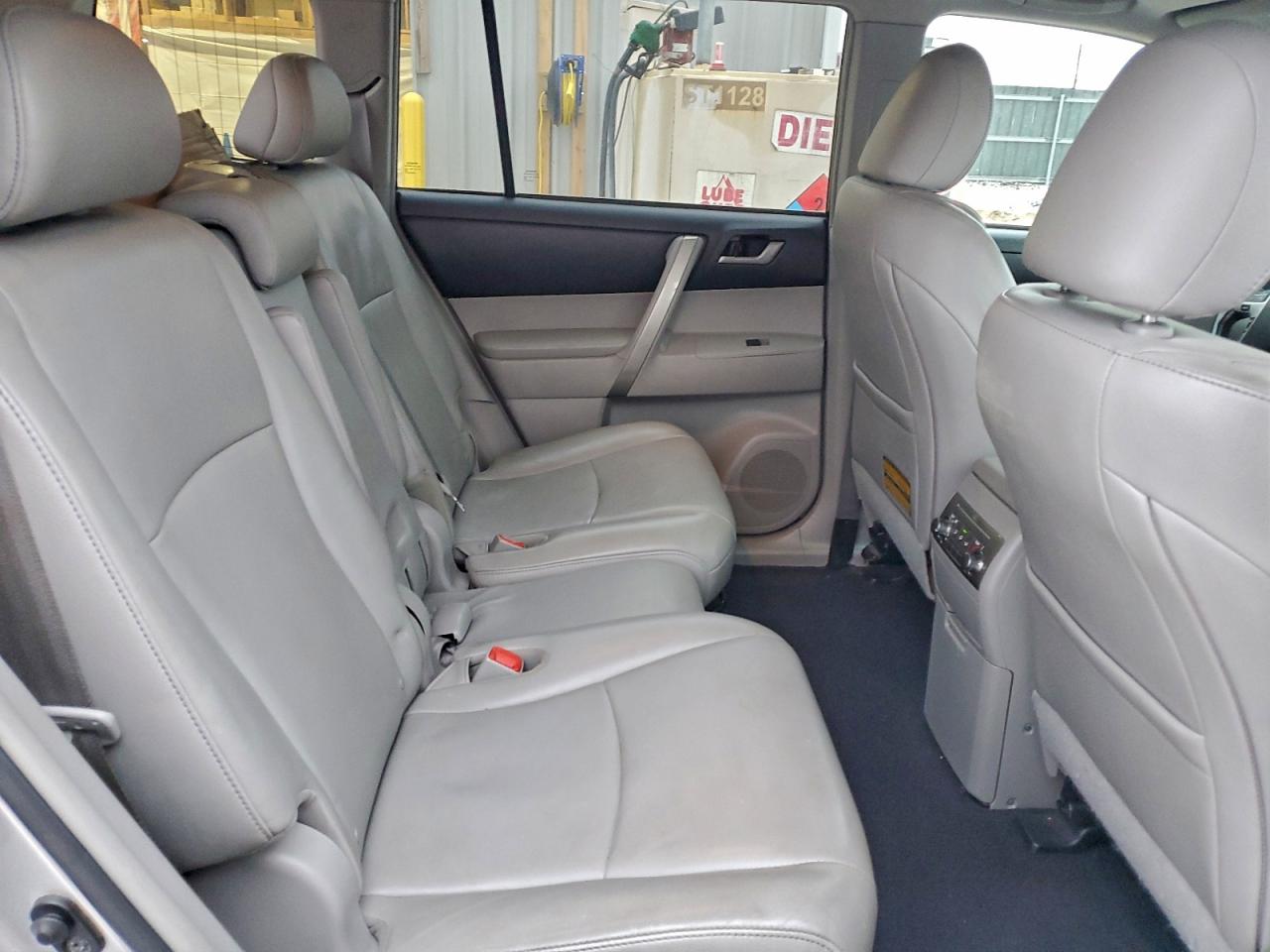 2013 TOYOTA HIGHLANDER BASE photo 11