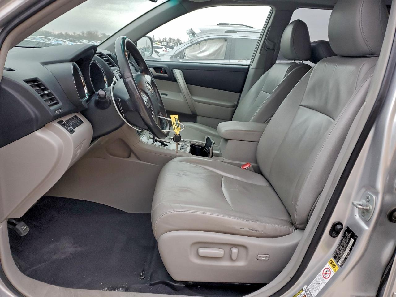 2013 TOYOTA HIGHLANDER BASE photo 7
