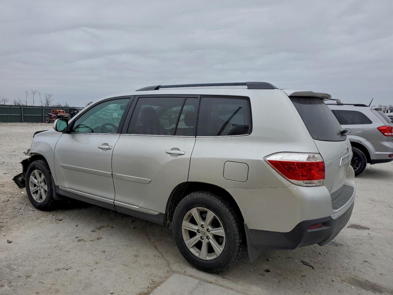 2013 TOYOTA HIGHLANDER BASE photo 2