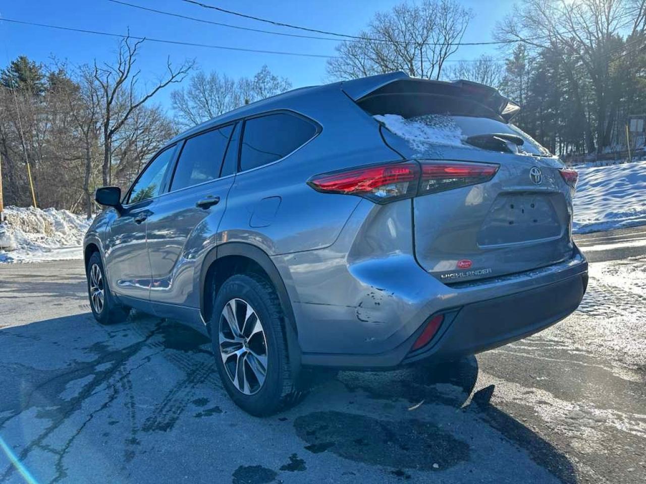 2022 TOYOTA HIGHLANDER XLE photo 2
