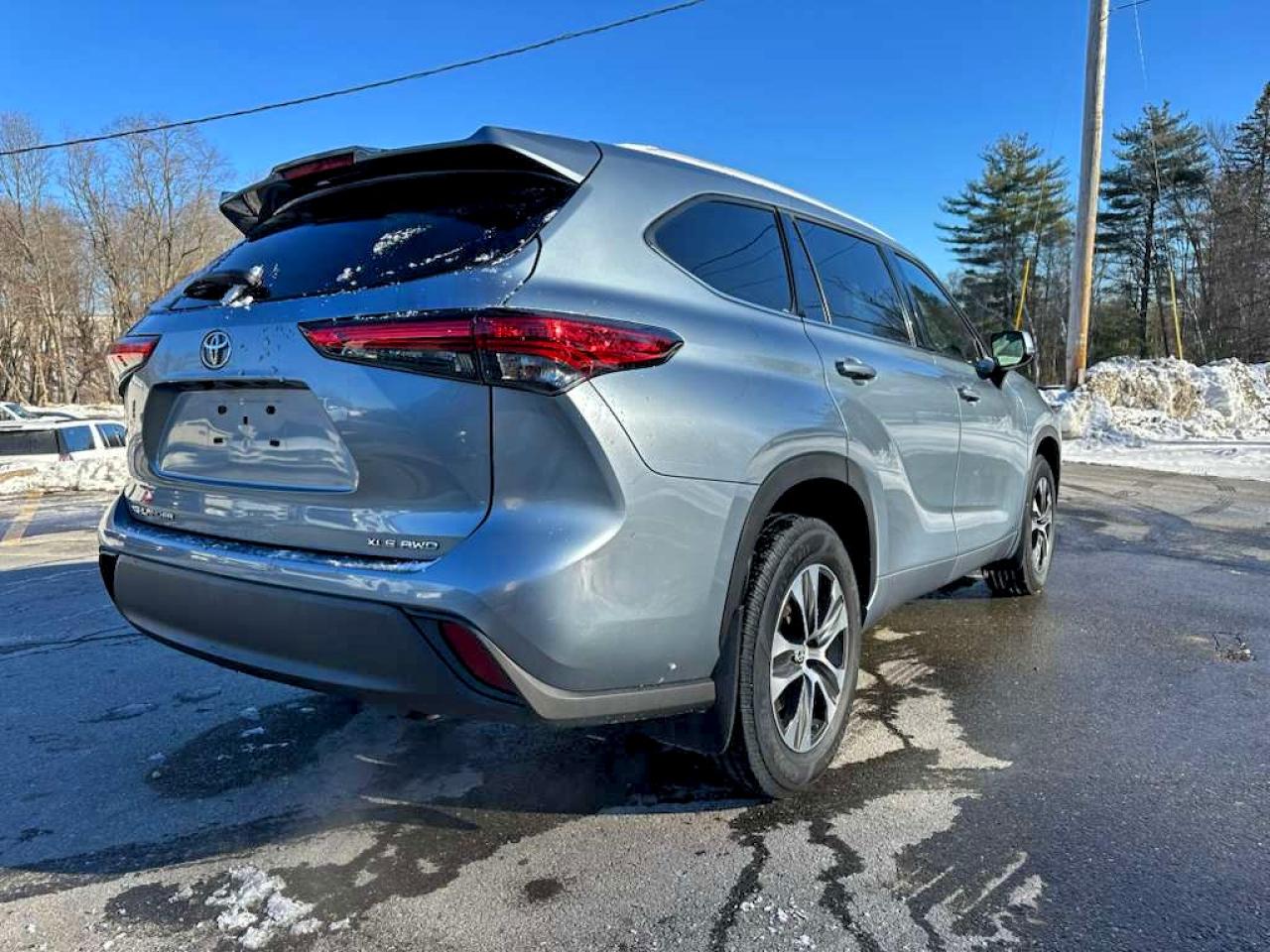 2022 TOYOTA HIGHLANDER XLE photo 3