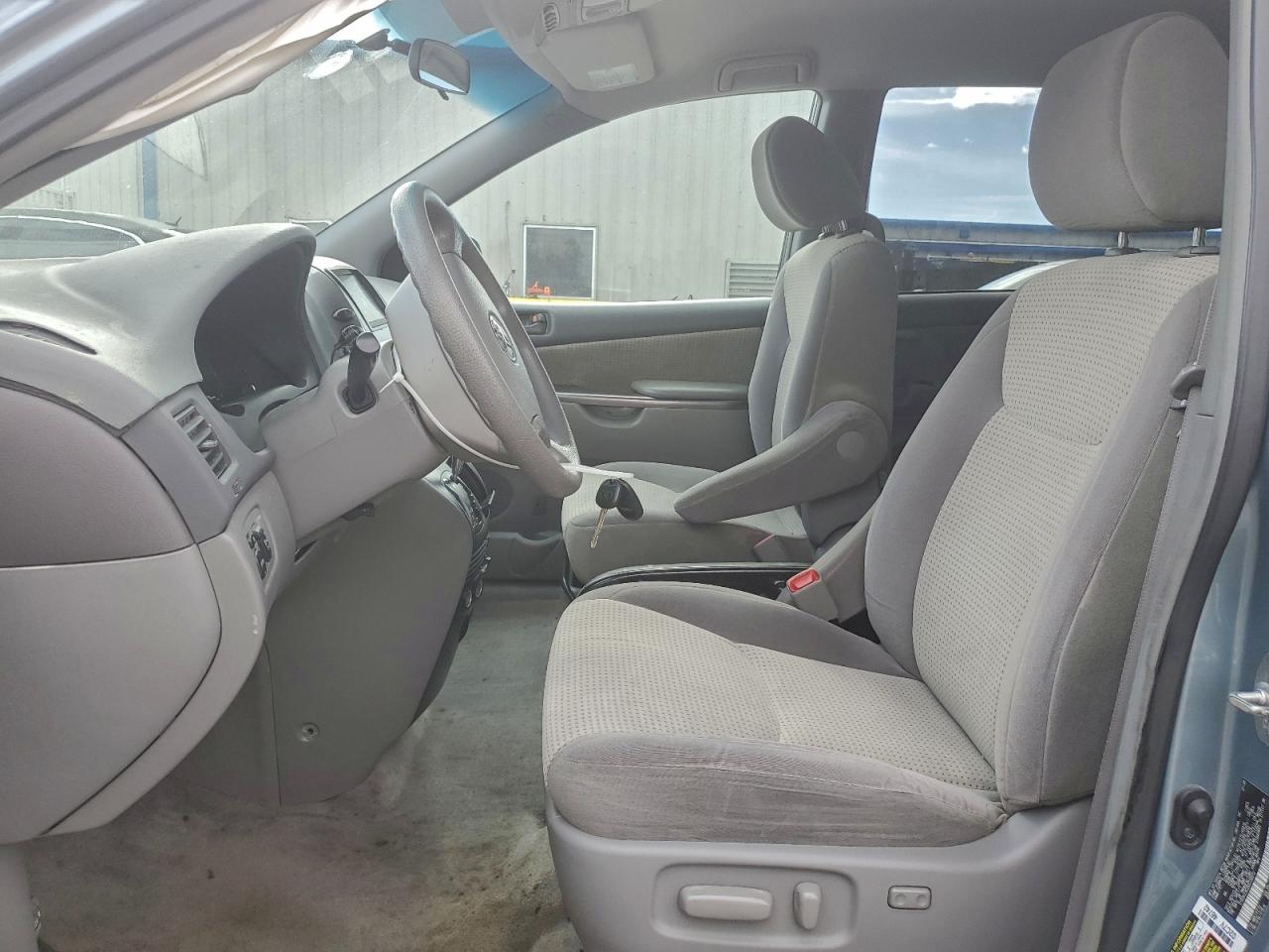 2009 TOYOTA SIENNA CE photo 7
