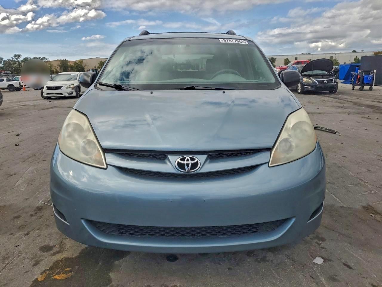 2009 TOYOTA SIENNA CE photo 5