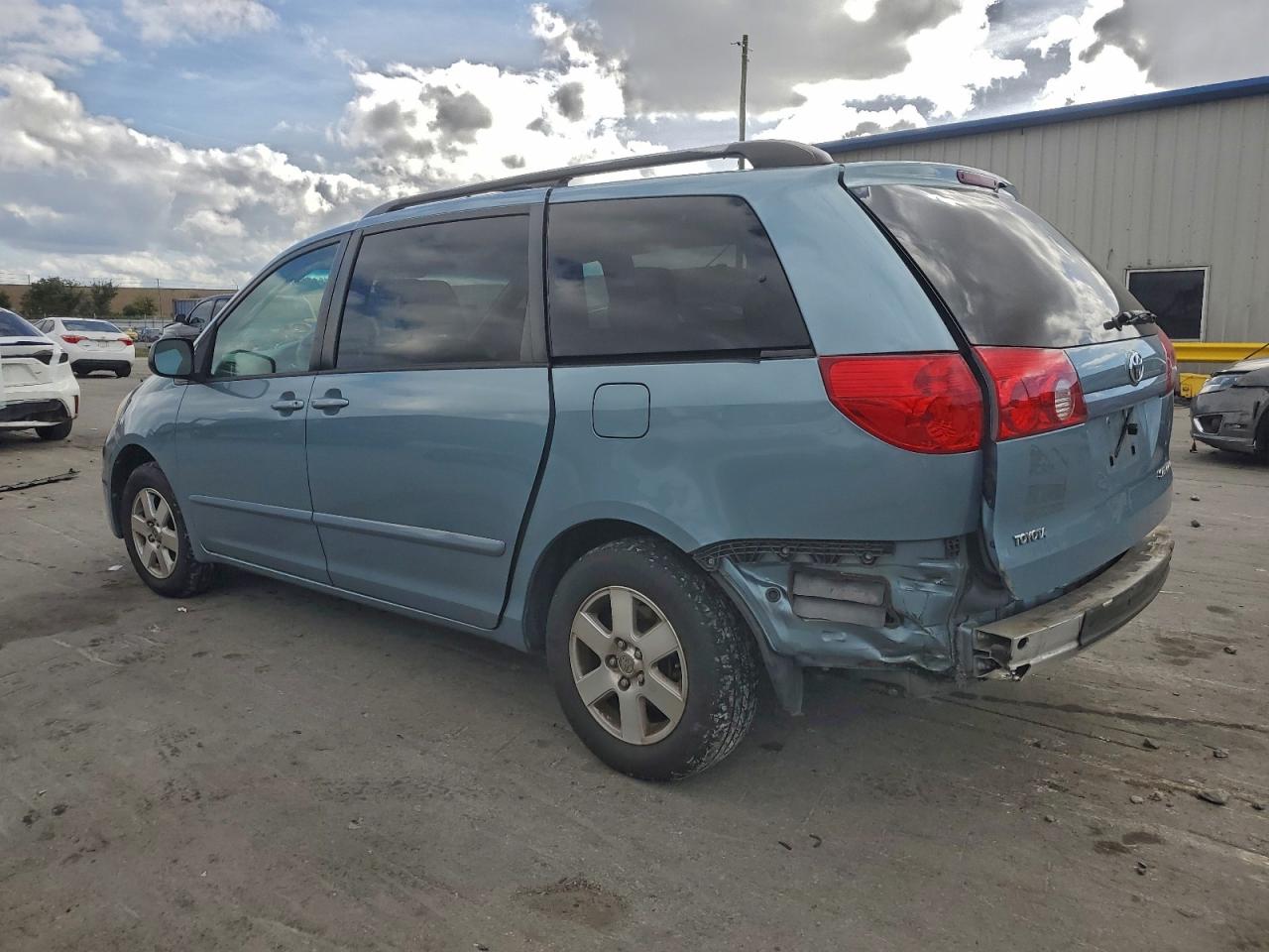 2009 TOYOTA SIENNA CE photo 2
