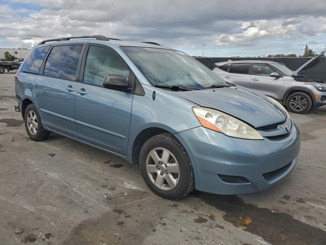 2009 TOYOTA SIENNA CE photo 4