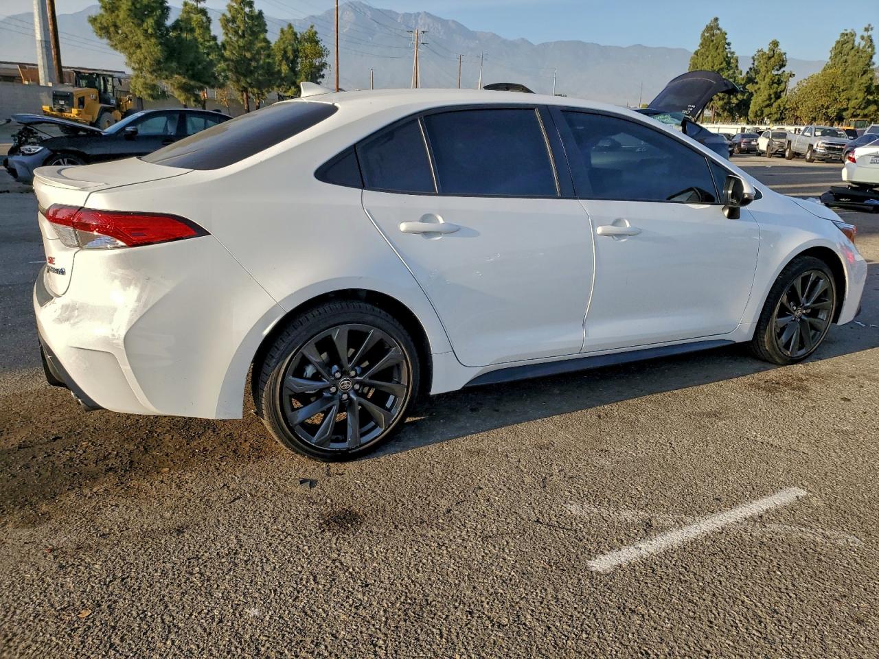 2024 TOYOTA COROLLA LE photo 3