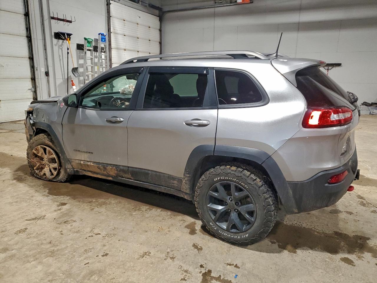 2017 JEEP CHEROKEE TRAILHAWK photo 2