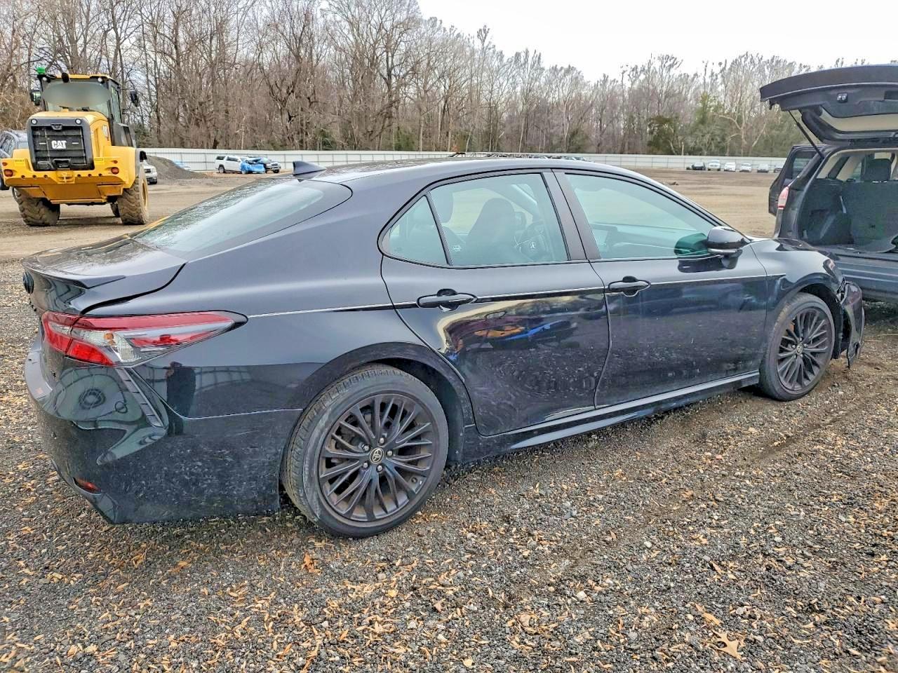 2021 TOYOTA CAMRY SE photo 3