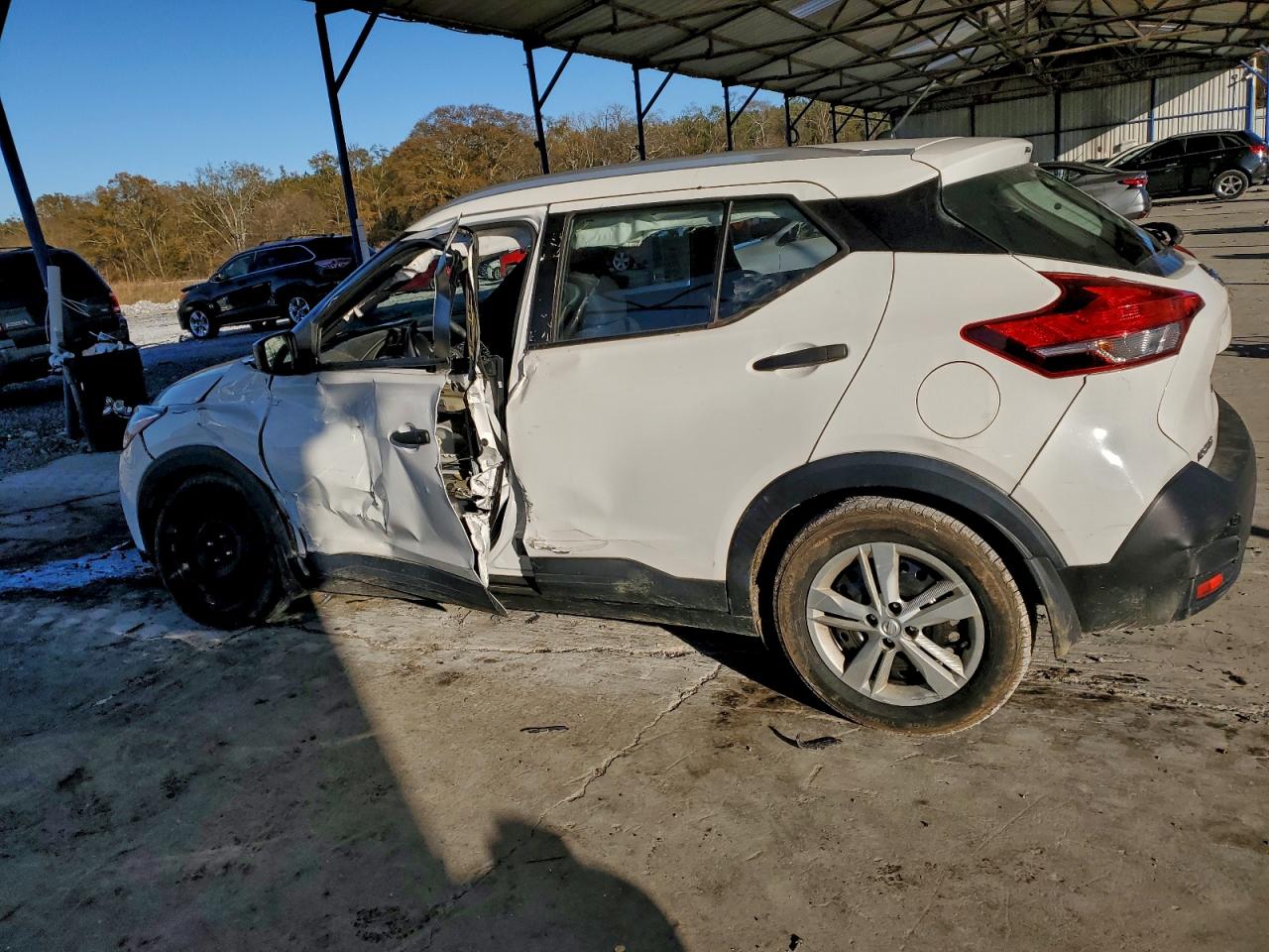 2018 NISSAN KICKS S photo 2