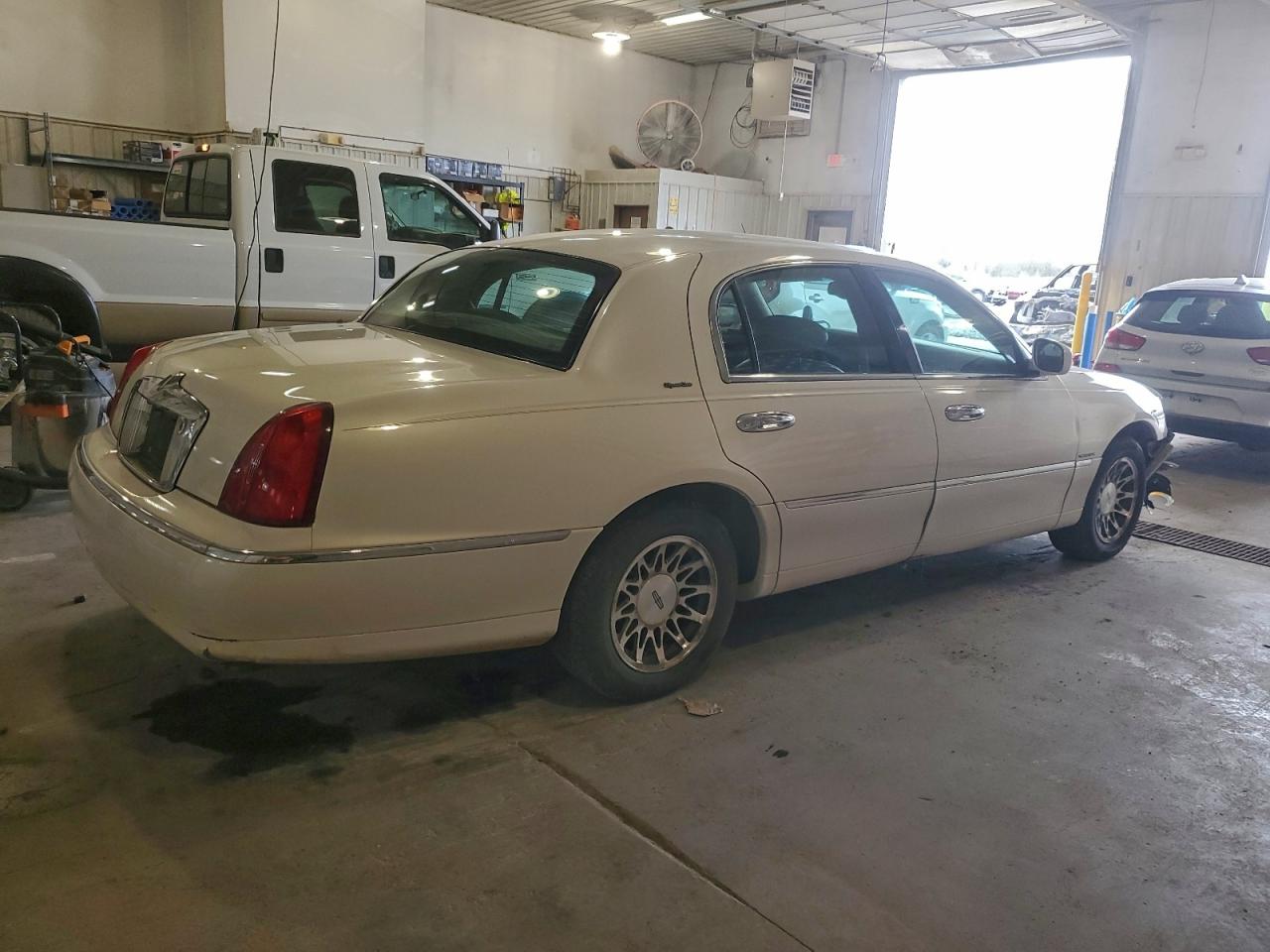 2001 LINCOLN TOWN CAR SIGNATURE photo 3