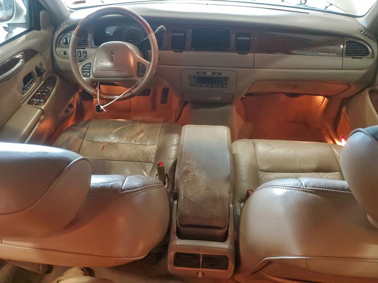 2001 LINCOLN TOWN CAR SIGNATURE photo 8