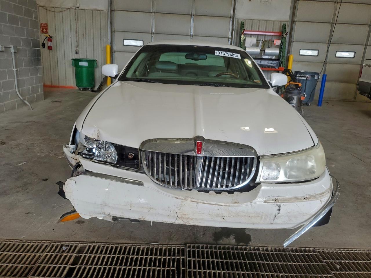 2001 LINCOLN TOWN CAR SIGNATURE photo 5