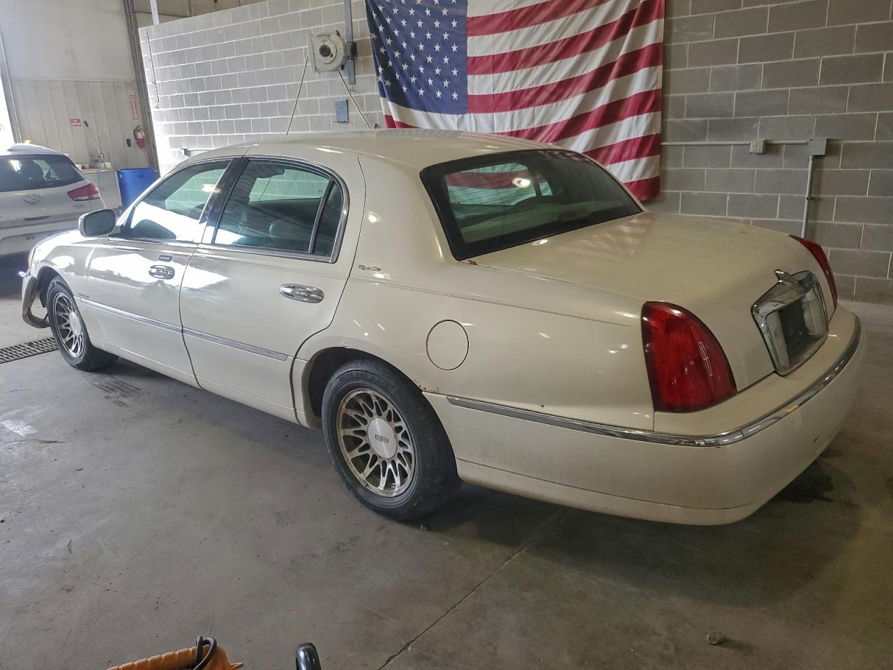 2001 LINCOLN TOWN CAR SIGNATURE photo 2