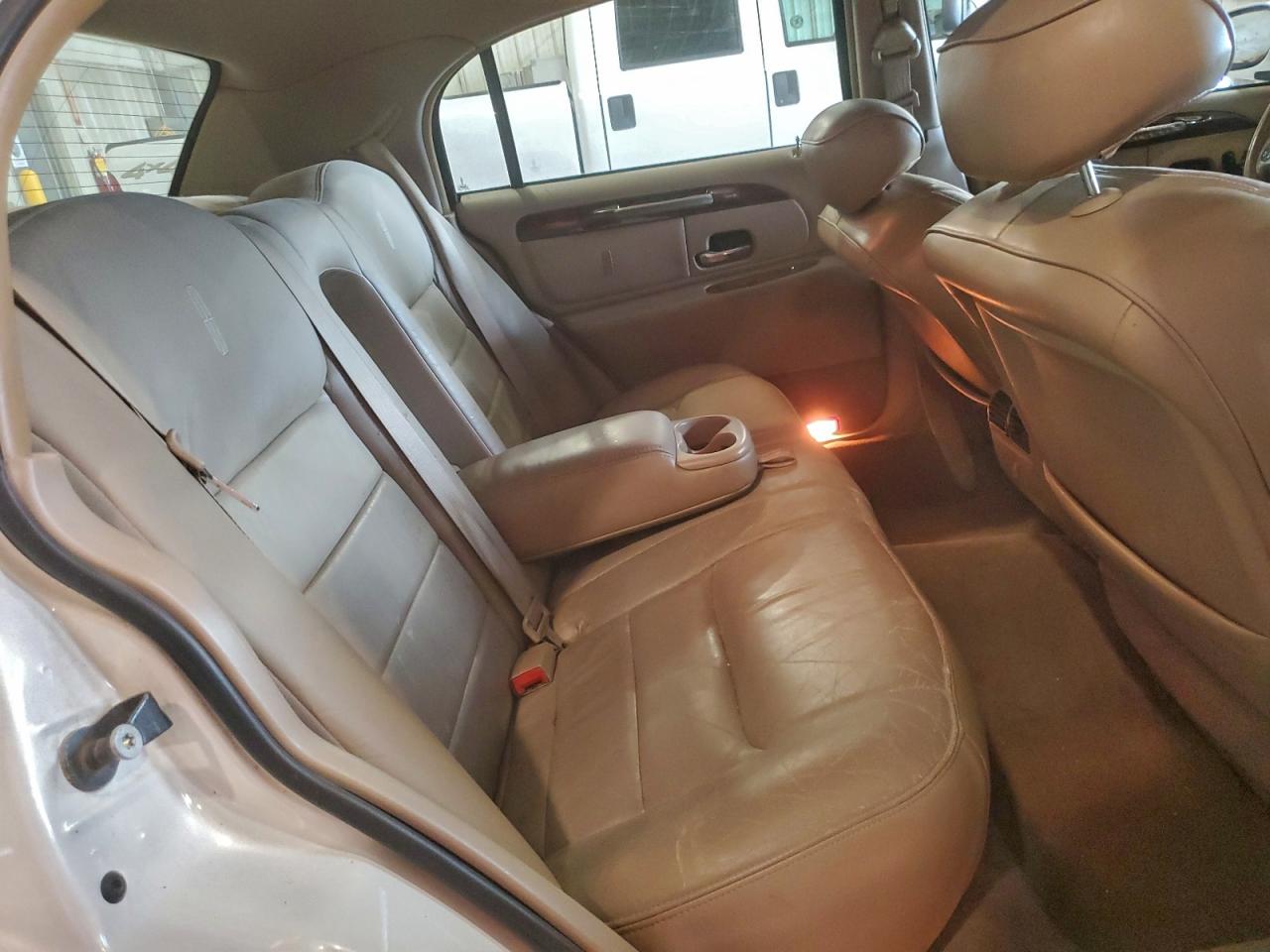 2001 LINCOLN TOWN CAR SIGNATURE photo 10