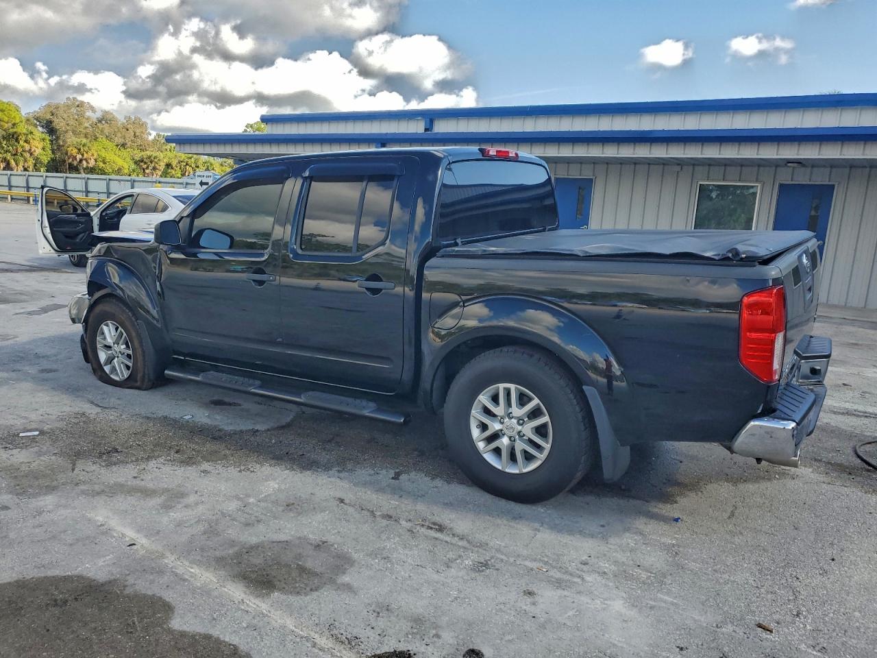 2010 NISSAN FRONTIER CREW CAB SE photo 2