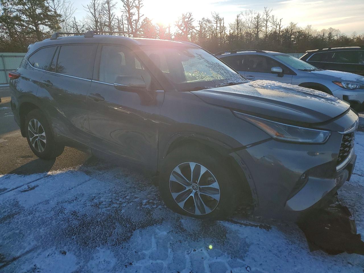 2021 TOYOTA HIGHLANDER XLE photo 4