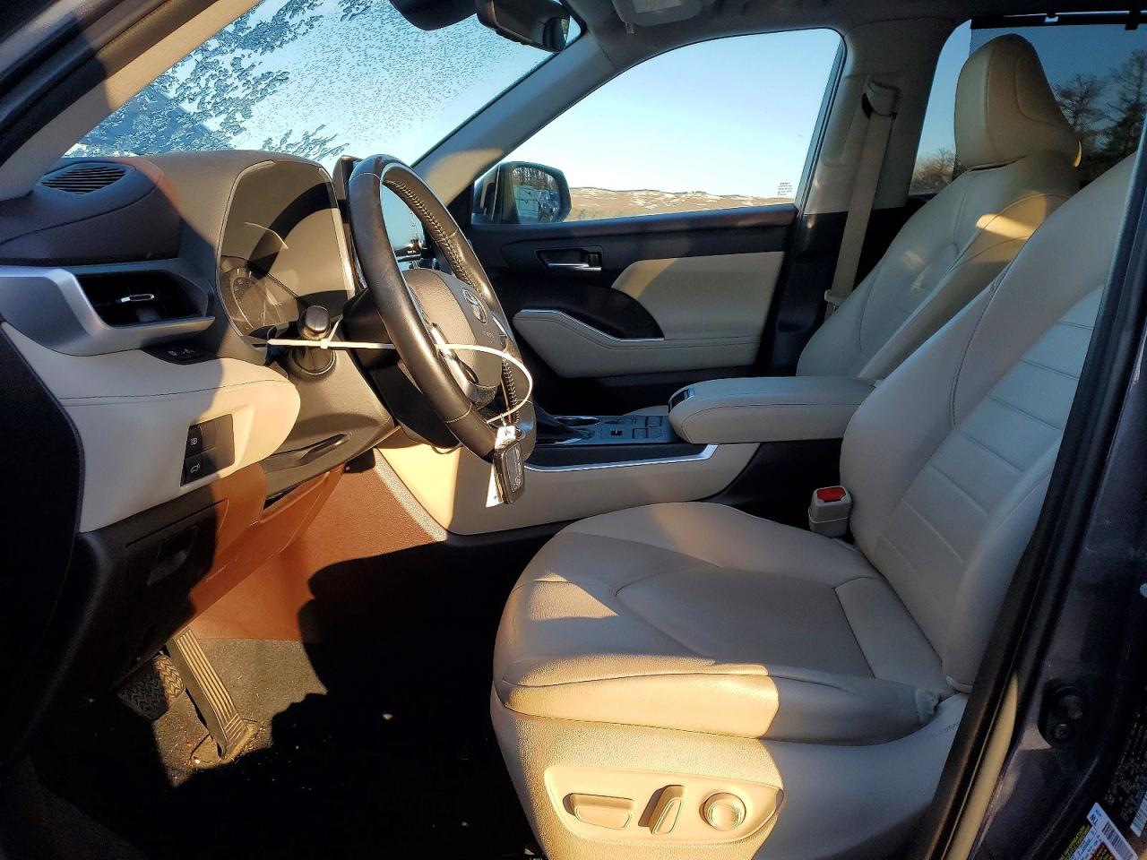 2021 TOYOTA HIGHLANDER XLE photo 7