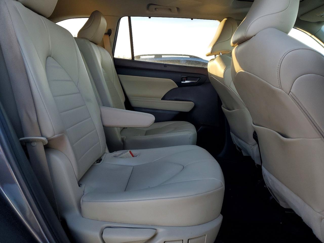 2021 TOYOTA HIGHLANDER XLE photo 11