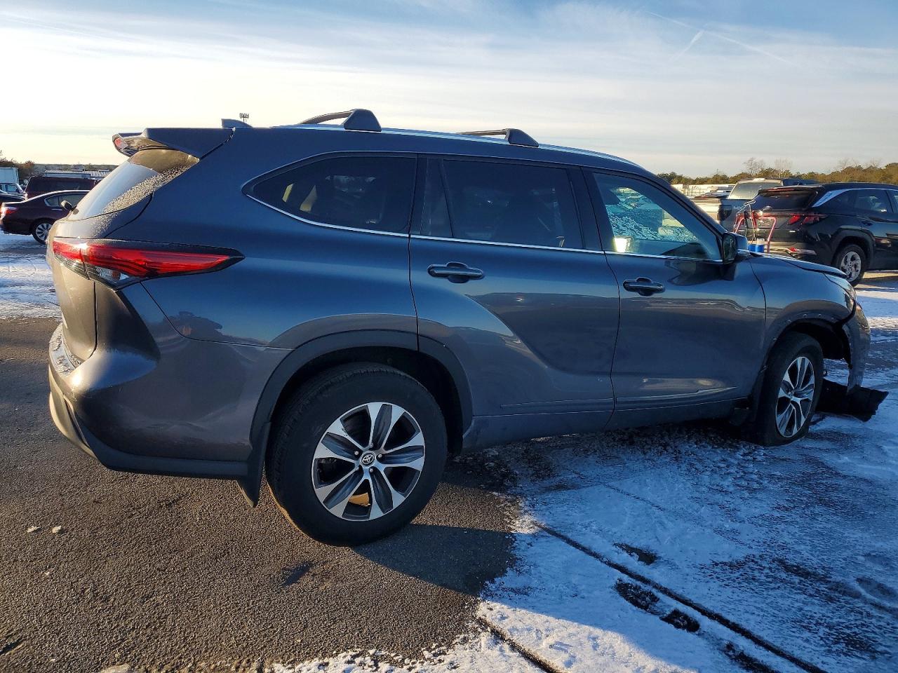 2021 TOYOTA HIGHLANDER XLE photo 3