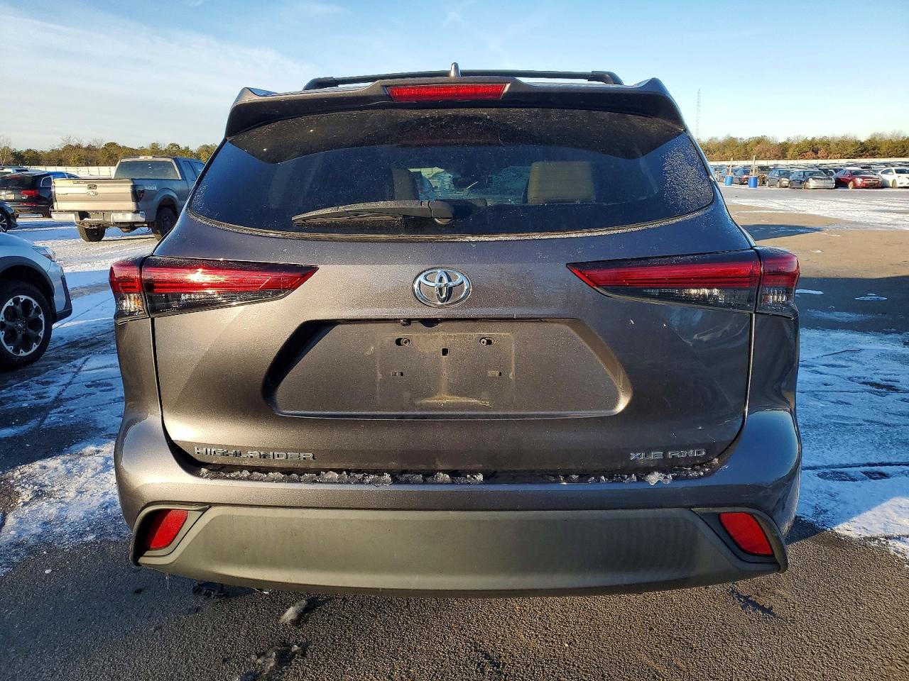 2021 TOYOTA HIGHLANDER XLE photo 6