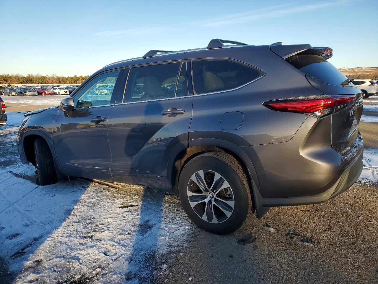 2021 TOYOTA HIGHLANDER XLE photo 2