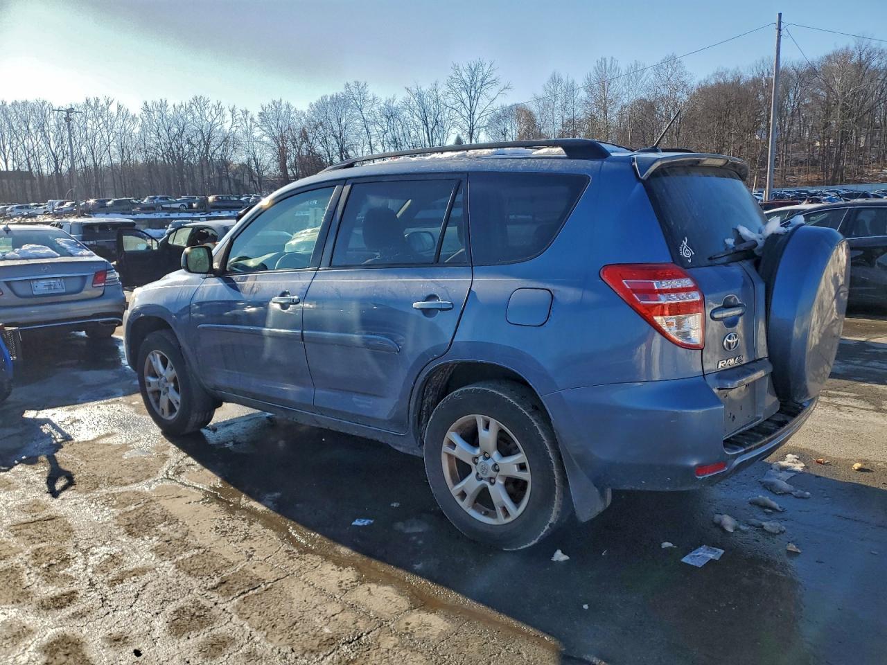2011 TOYOTA RAV4 photo 2