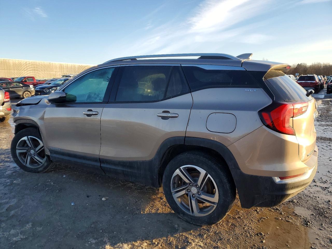 2018 GMC TERRAIN SLT photo 2