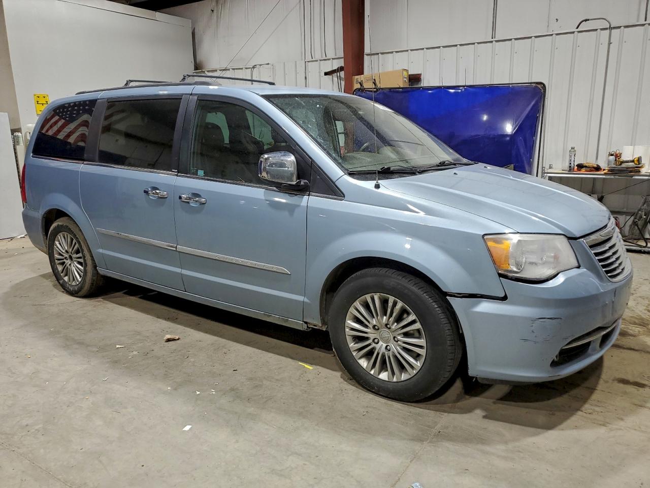 2013 CHRYSLER TOWN & COUNTRY TOURING L photo 4