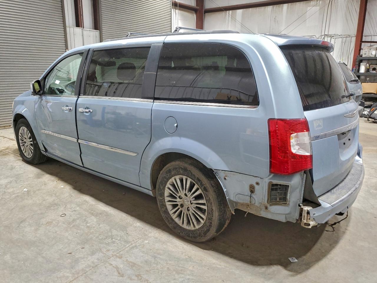 2013 CHRYSLER TOWN & COUNTRY TOURING L photo 2