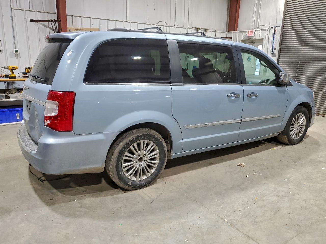 2013 CHRYSLER TOWN & COUNTRY TOURING L photo 3
